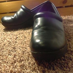 Slip resistant work shoes